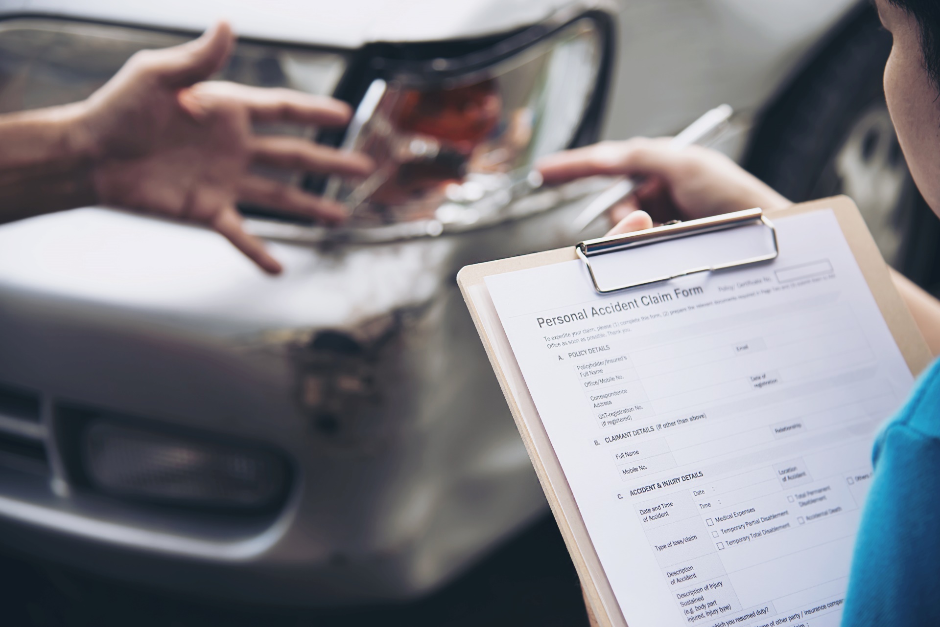 insurance-agent-accident-site-car-filing-claim-Car Insurance Michigan