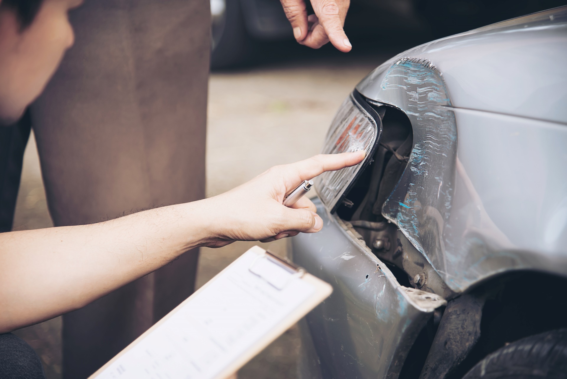 insurance-claim-documentation-at-accident-site-viewing-damage-to-front-of-car-Car Insurance in Michigan-Car Insurance Claim in Michigan